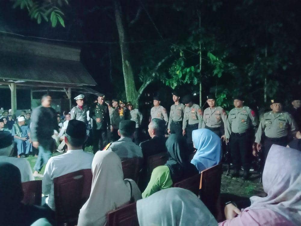 Proses pemakaman Sanusi Mokodongan (92), korban kebakaran di RT 2 Kelurahan Gogagoman, Kecamatan Kotamobagu Barat, Kota Kotamobagu, Sulawesi Utara, Jumat (11/10/2024). Dok. Istimewa