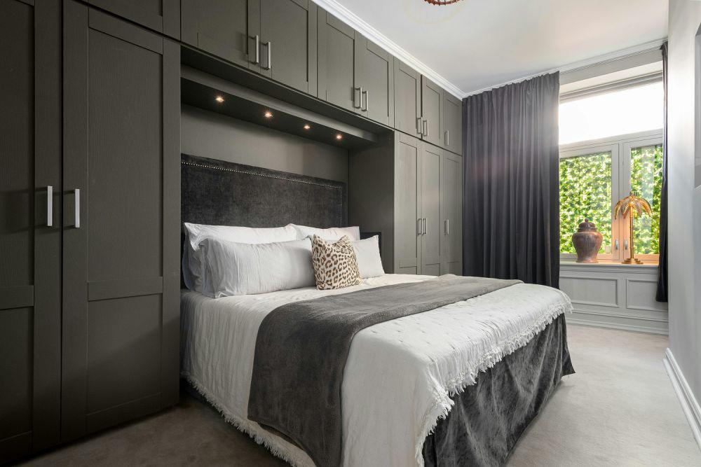 8 Ide Penataan Kamar Bentuk Balok dengan Double Bed, Rapi dan Lega!