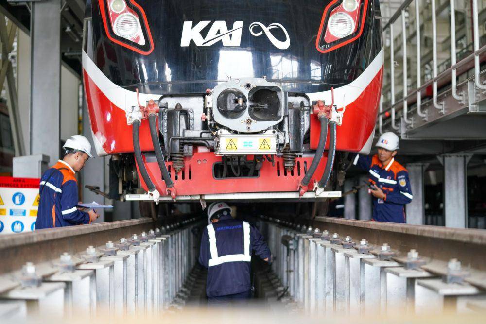 PT Industri Kereta Api (INKA) melakukan pemeliharaan 31 rangkain kereta (trainset) LRT Jabodebek. (dok. LRT Jabodebek)