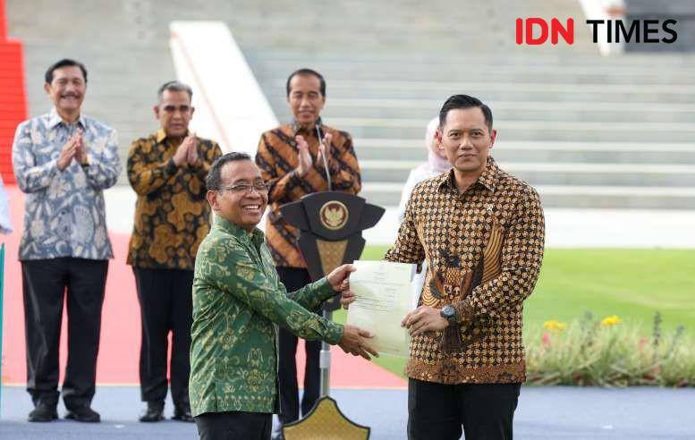 Menteri ATR/BPN, Agus Harimurti Yudhoyono menyerahkan Sertifikat hak Pakai  kepada Mensesneg, Pratikno. Foto Humas OIKN (IDN Times/Ervan)