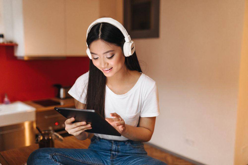 Ilustrasi wanita bermain gedget (freepik.com/lookstudio)