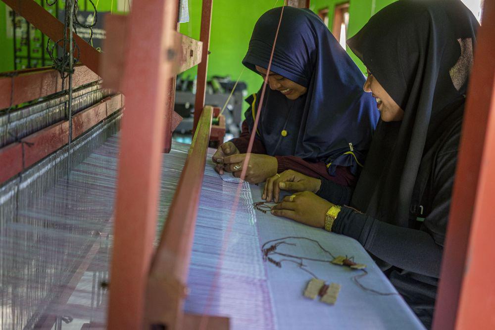 Dibantu AMMAN, Perajin Tenun di Desa Mantar Lanjutkan Tradisi Leluhur