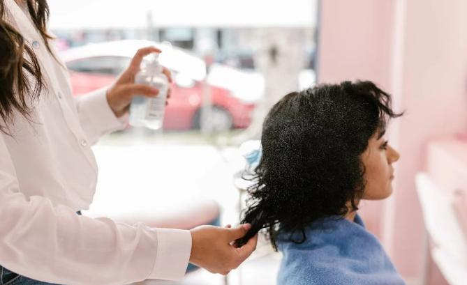 Cara Melembapkan Rambut Keriting dengan Tepat, Butuh Perhatian Ekstra