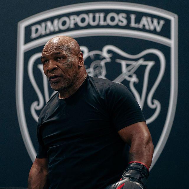 Mike Tyson Keok dari Jake Paul