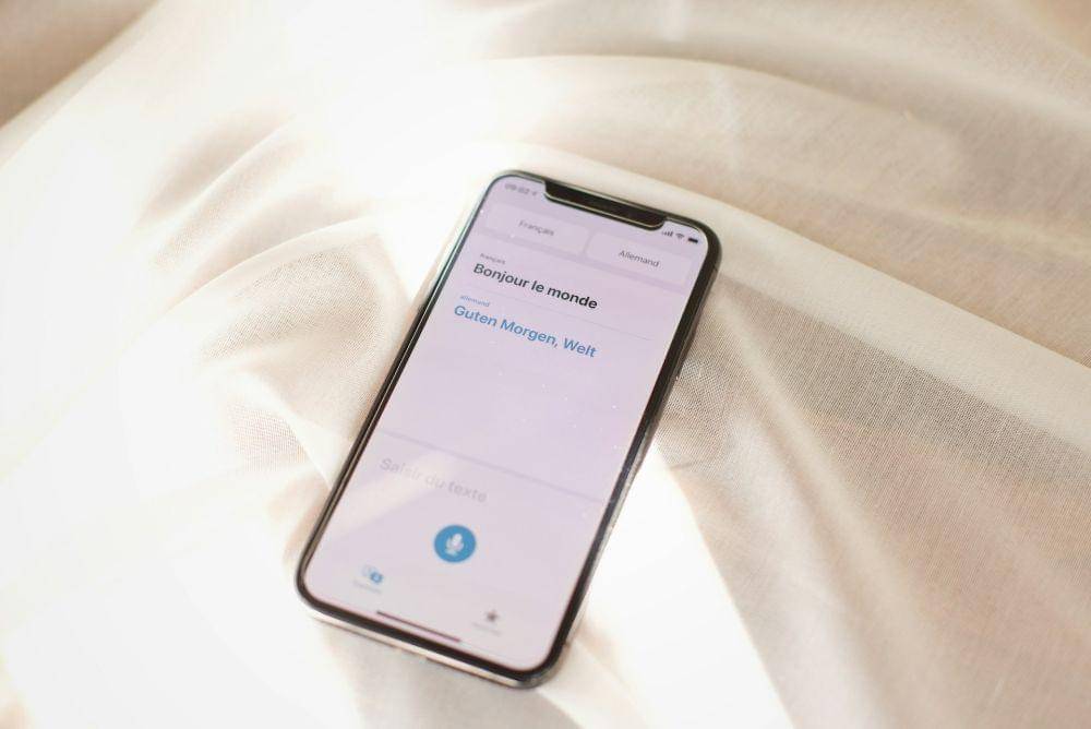 ilustrasi mikrofon iPhone (unsplash.com/David Grandmougin)