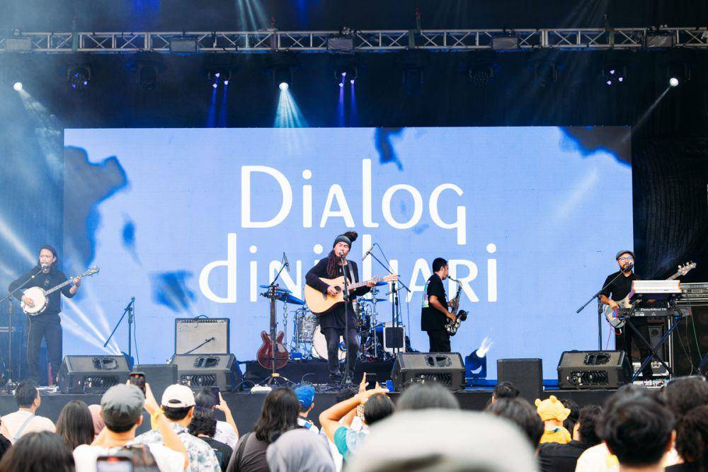 Dialog Dini Hari saat sedang di atas panggung. (dok. DDH)