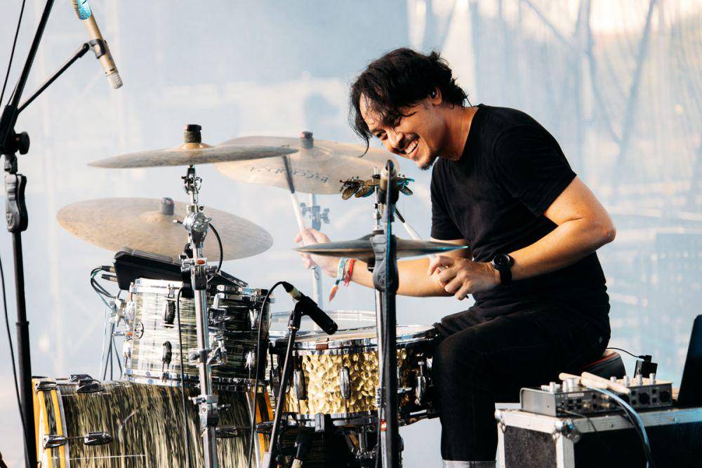 Deni Surya, drumer Dialog Dini Hari saat sedang di atas panggung. (dok. DDH)