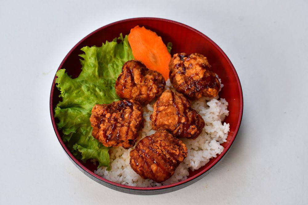 ilustrasi nasi dan chicken karaage (pixabay.com/ศรัณย์ สุชาติเจริญยิ่ง)