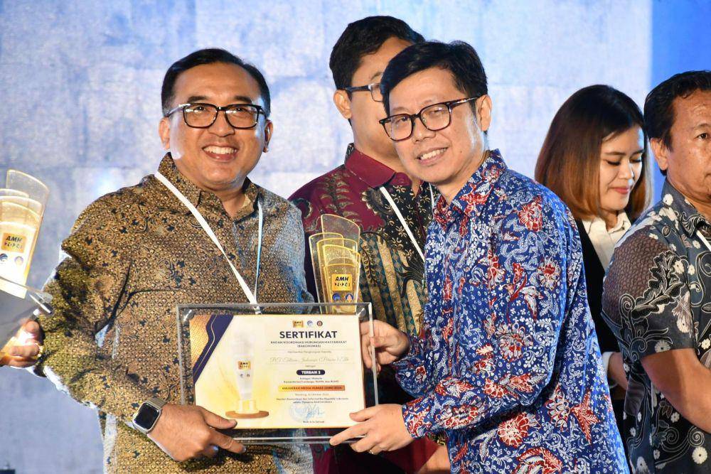 VP Corporate Communication Telkom Andri Herawan Sasoko menerima penghargaan pada ajang  Anugerah Media Humas (AMH) 2024 yang diselenggarakan oleh Kementerian Komunikasi dan Informatika  RI. (dok. Telkom)
