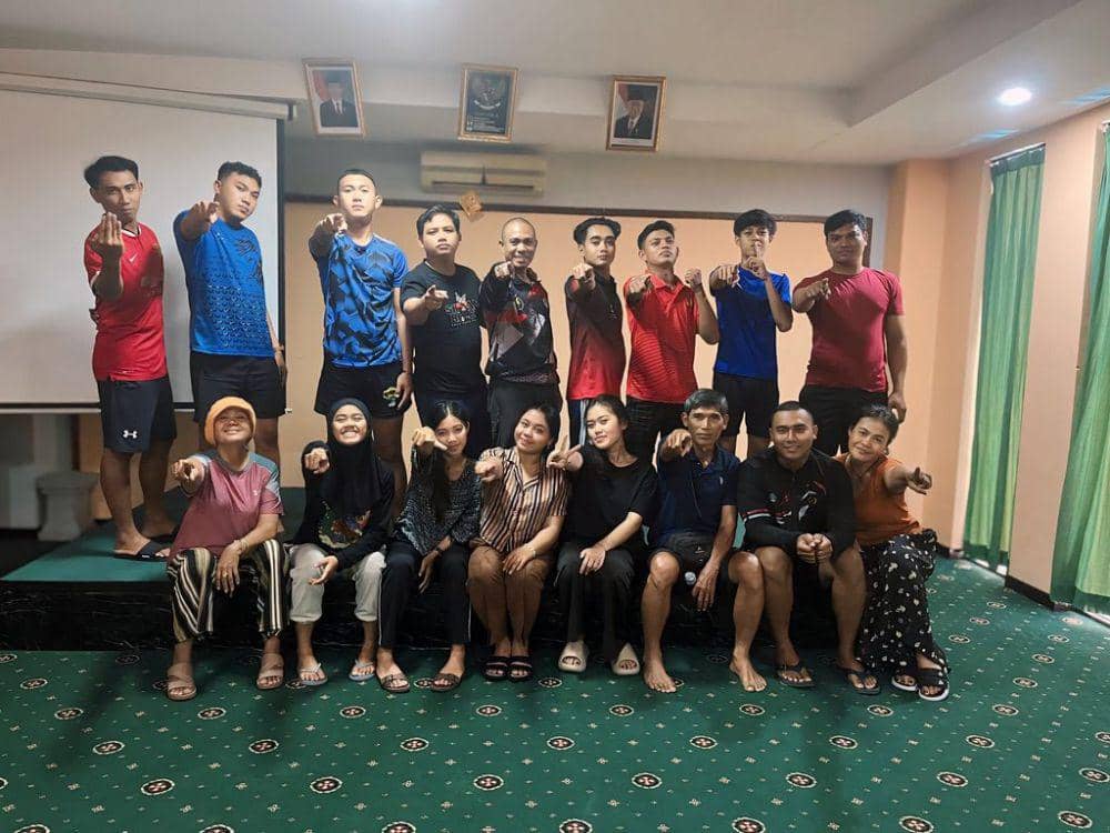 John Seran (tengah, berdiri) saat bersama tim gate ball Bali untuk PON 2024 Aceh Sumut. (dok. pribadi/John Seran)