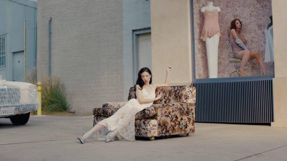gaya outfit Jennie BLACKPINK di MV 'Mantra' (youtube.com/JENNIE)