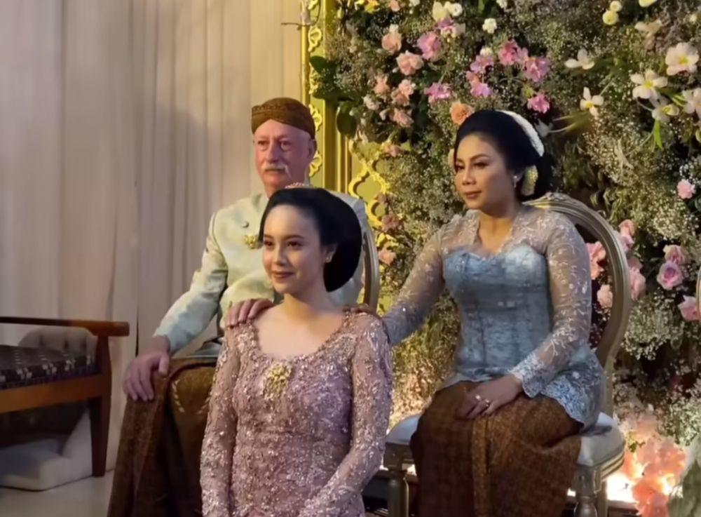 7 Dekorasi Midodareni Anggika Bolsterli, Kental Adat Jawa!