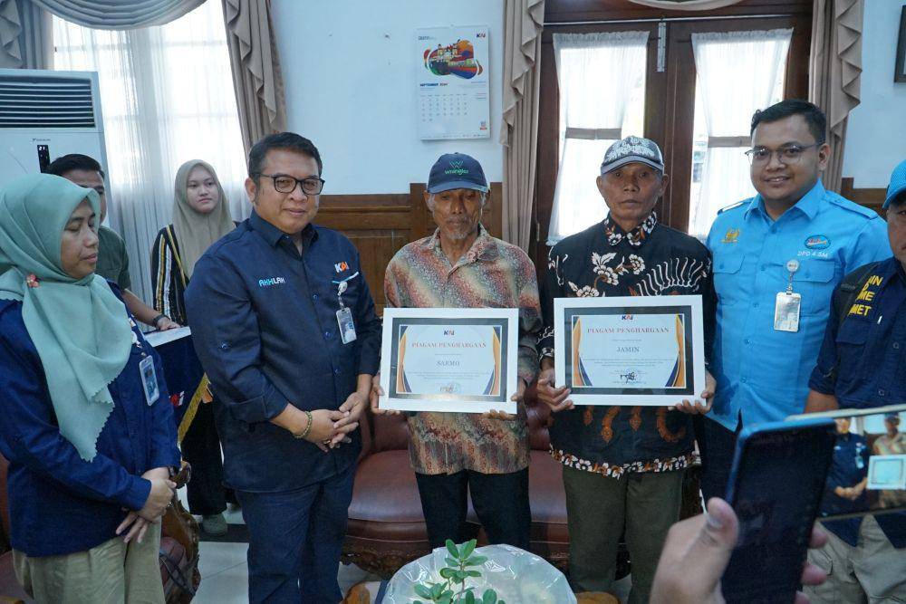 Mbah Sarmo dan Mbah Jamin berfoto dengan Kepala Daop 4 Semarang Daniel Hutabarat. (IDN Times/Dok Humas KAI Daop 4 Semarang)