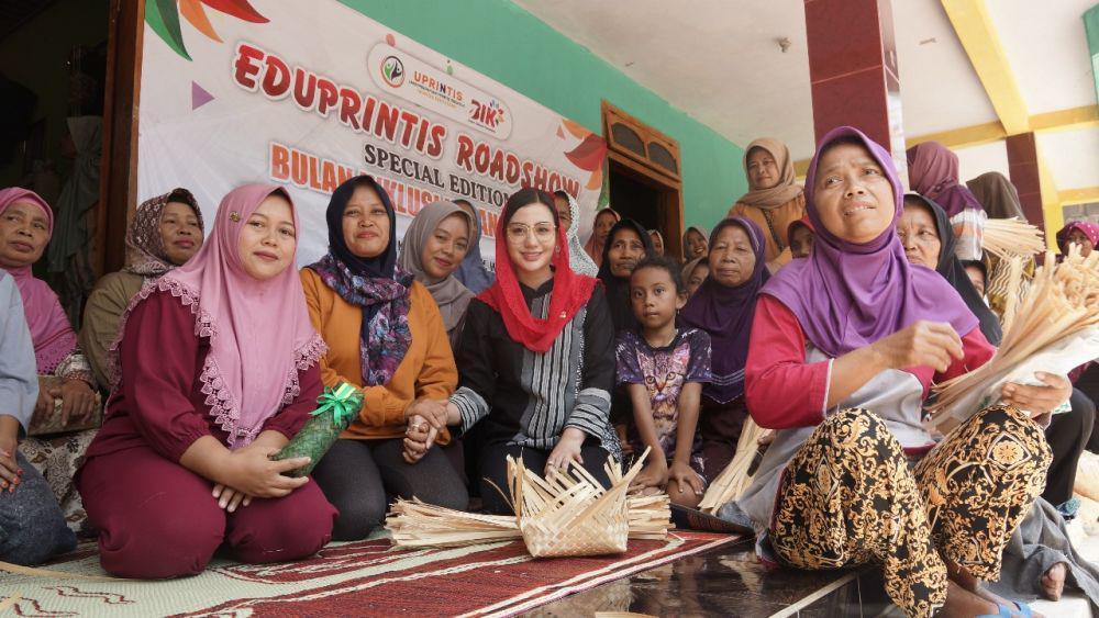 Eduprintis Dorong Akses Keuangan Perempuan Perajin Besek Trenggalek