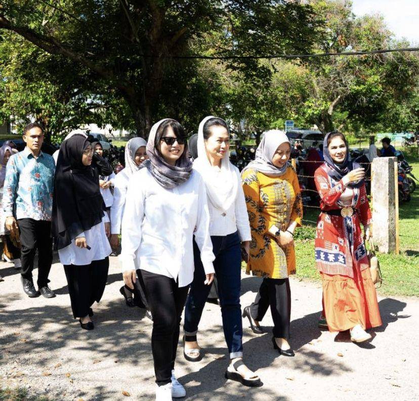 potret Leony berkunjung ke Aceh (Instagram.com/leonyvh)