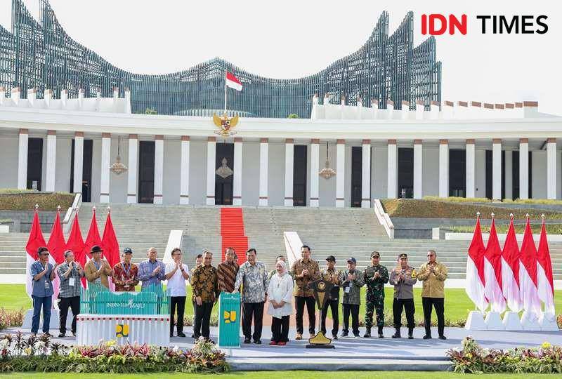 Presiden Jokowi bersama menteri menekan tombol peresmian istana negara di IKN. Foto Humas OIKN (IDN Times/Ervan)