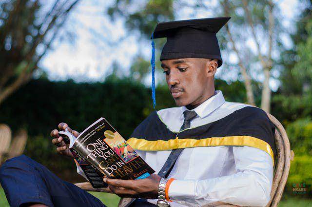 ilustrasi fresh graduate (pexels.com/Kiptoo Addi)