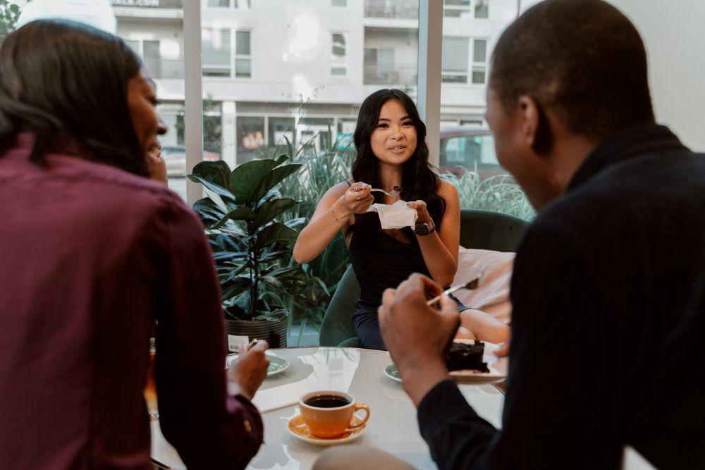 ilustrasi sedang makan bersama rekan kerja (pexels.com/RDNE Stock project)