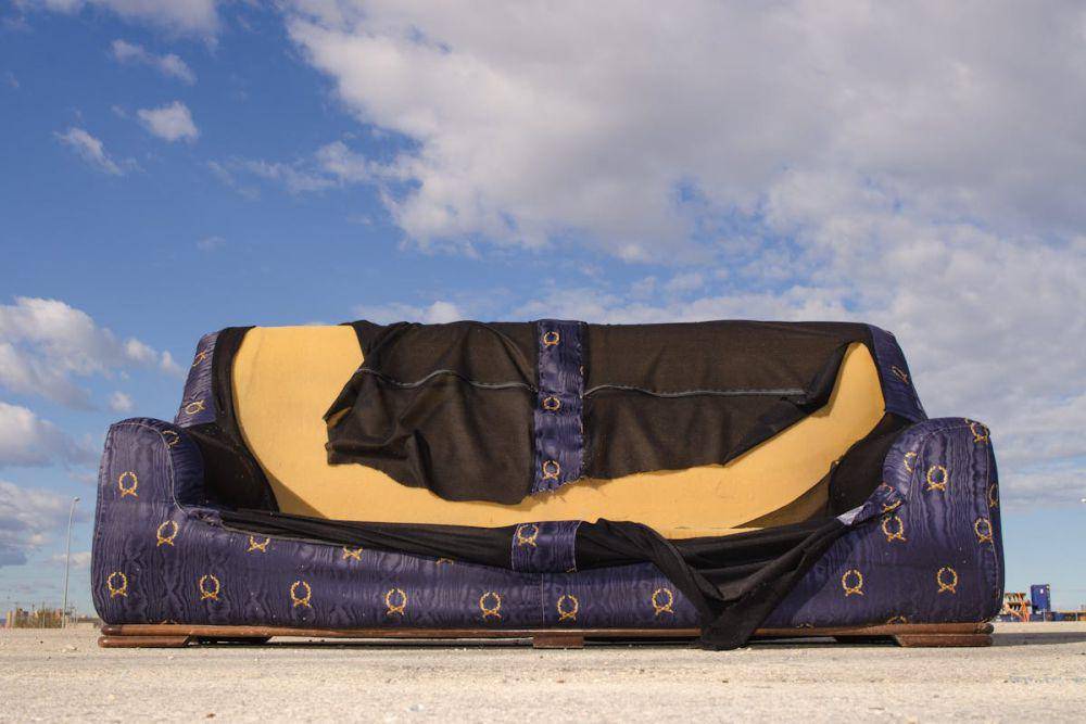 ilustrasi sofa yang rusak (pexels.com/Victor Moragriega)
