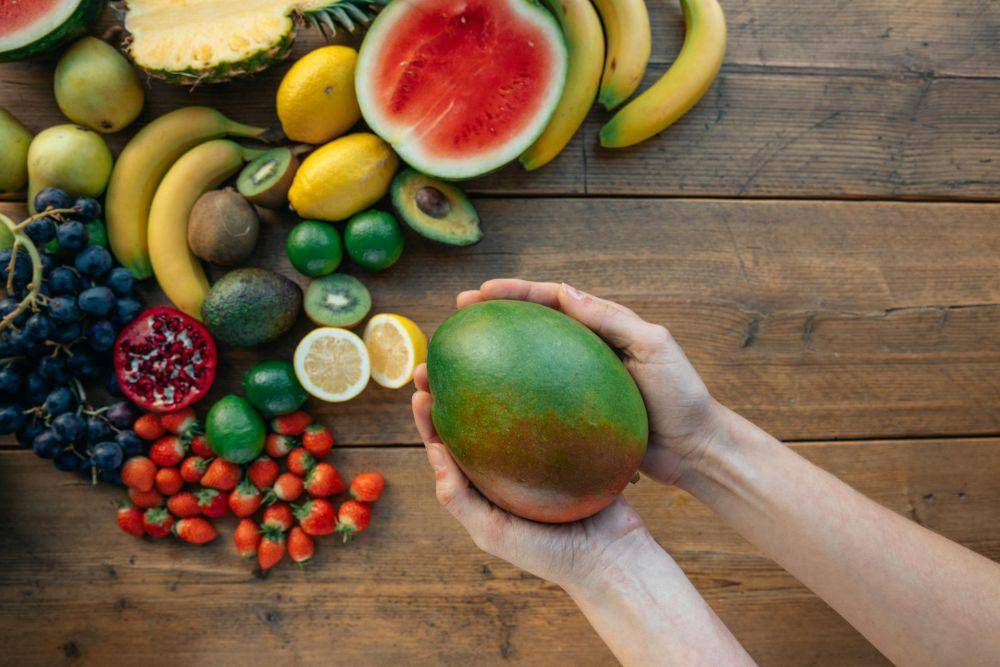ilustrasi buah-buah segar di atas meja (pexels.com/Viktoria Slowikowska)