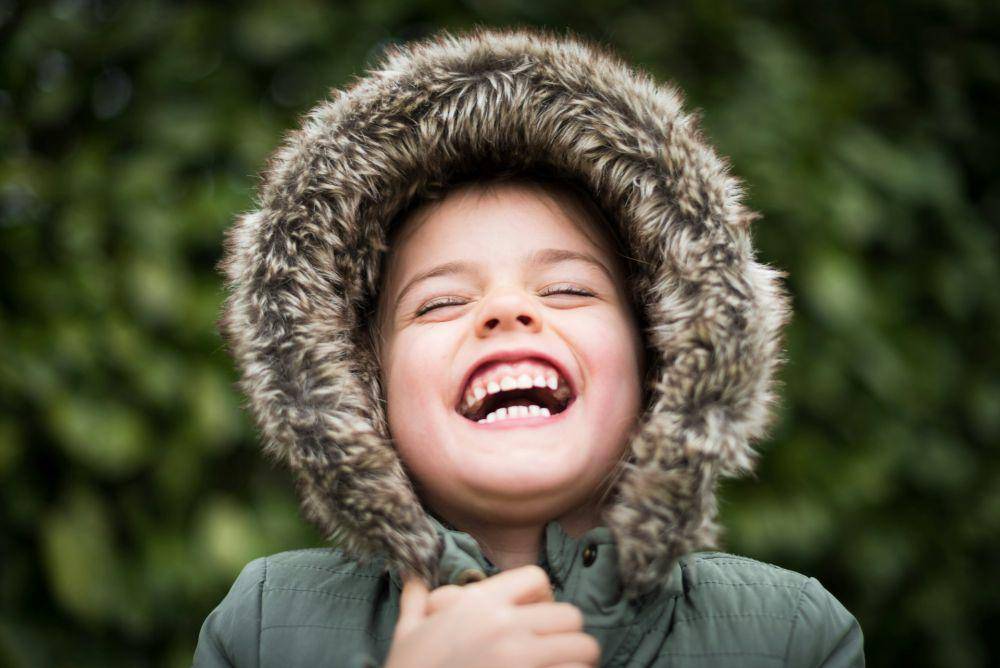 ilustrasi seorang anak yang sedang tertawa (unsplash.com/S&B Vonlanthen)