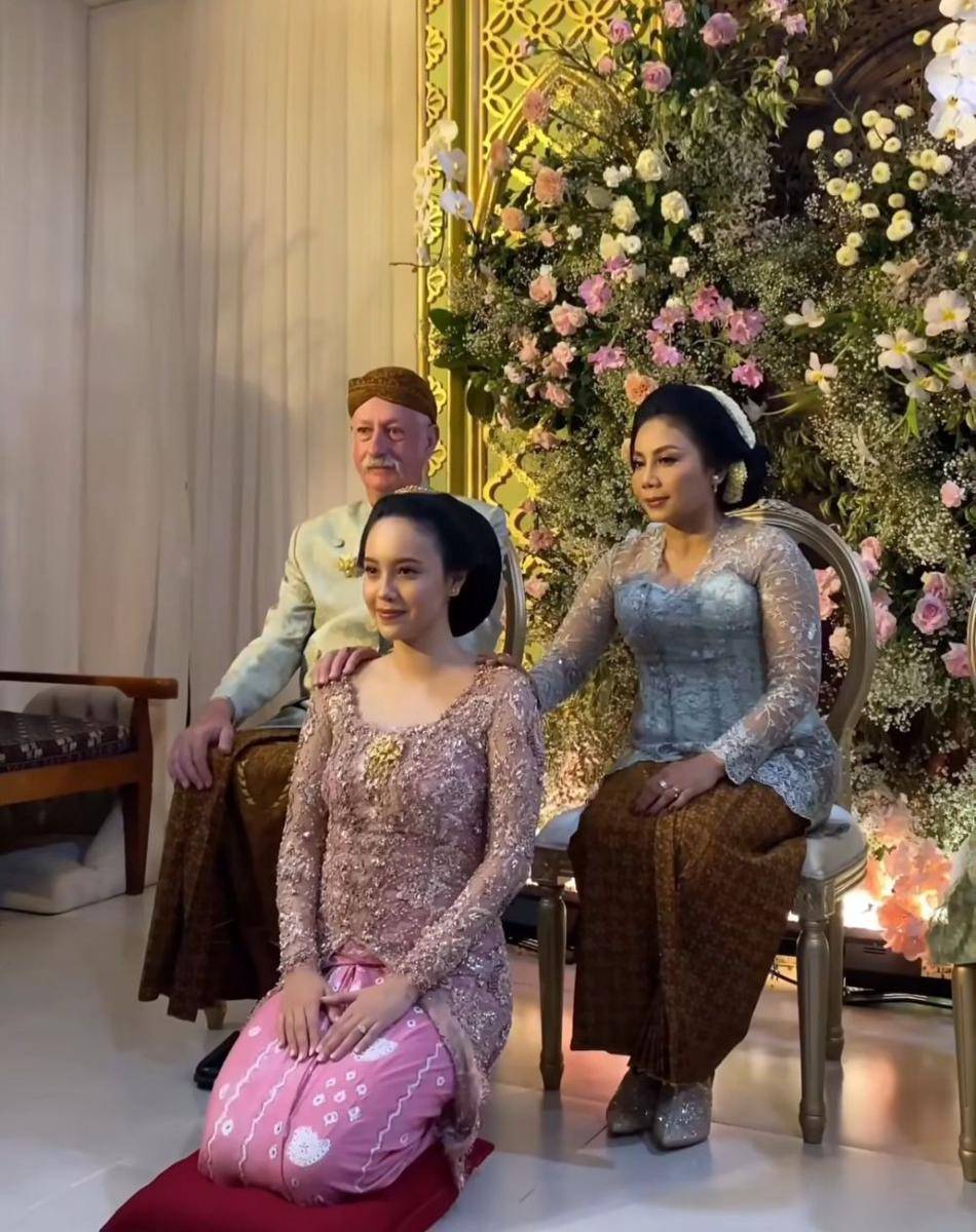 Midodareni Anggika Bolsterli (instagram.com/anggikabolsterli)