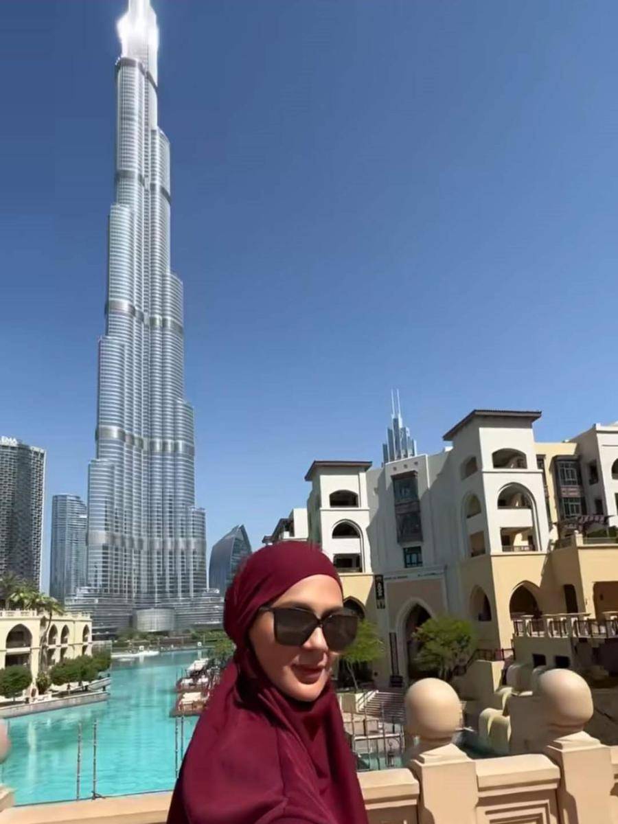 potret Paula Verhoeven di kawasan Dubai Mall--Souk Al Bahar (instagram.com/paula_verhoeven)