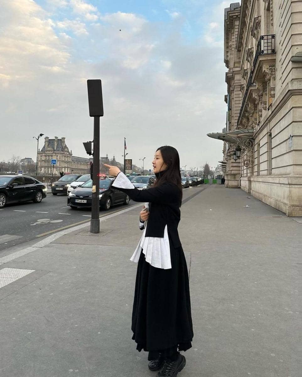 mix and match outfit hitam ala Park So Dam (instagram.com/imsodamm)