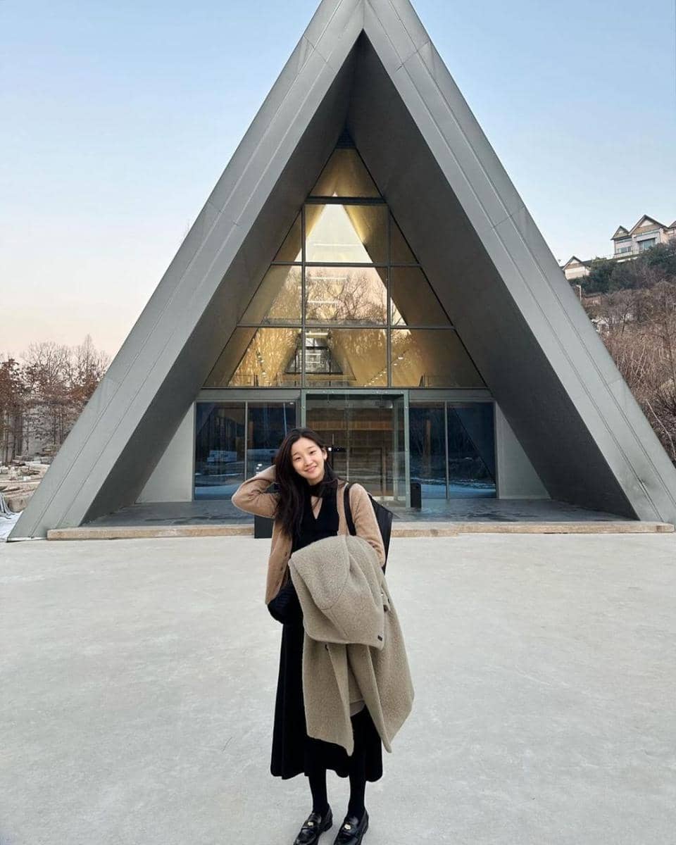 mix and match outfit hitam ala Park So Dam (instagram.com/imsodamm)