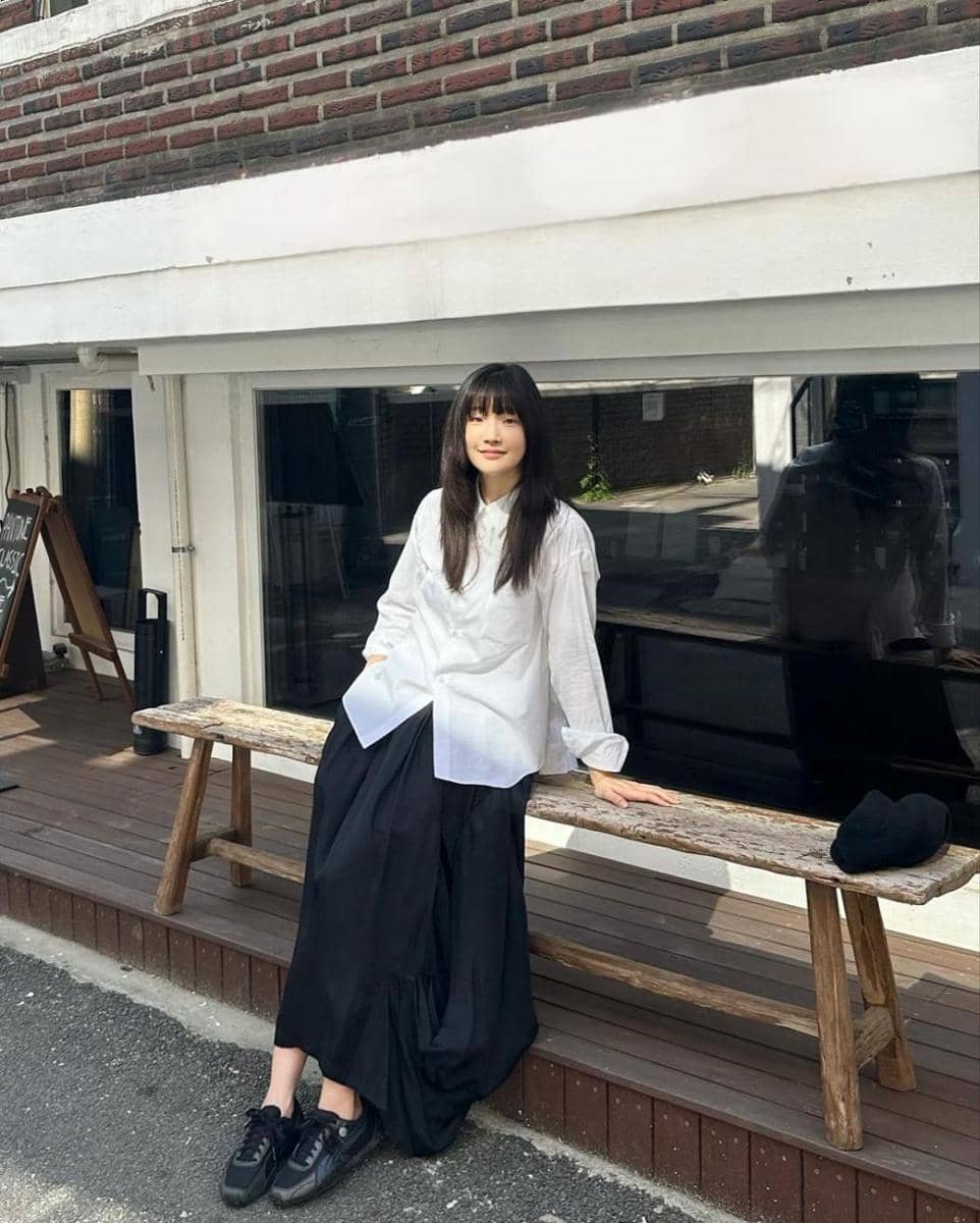 mix and match outfit hitam ala Park So Dam (instagram.com/imsodamm)