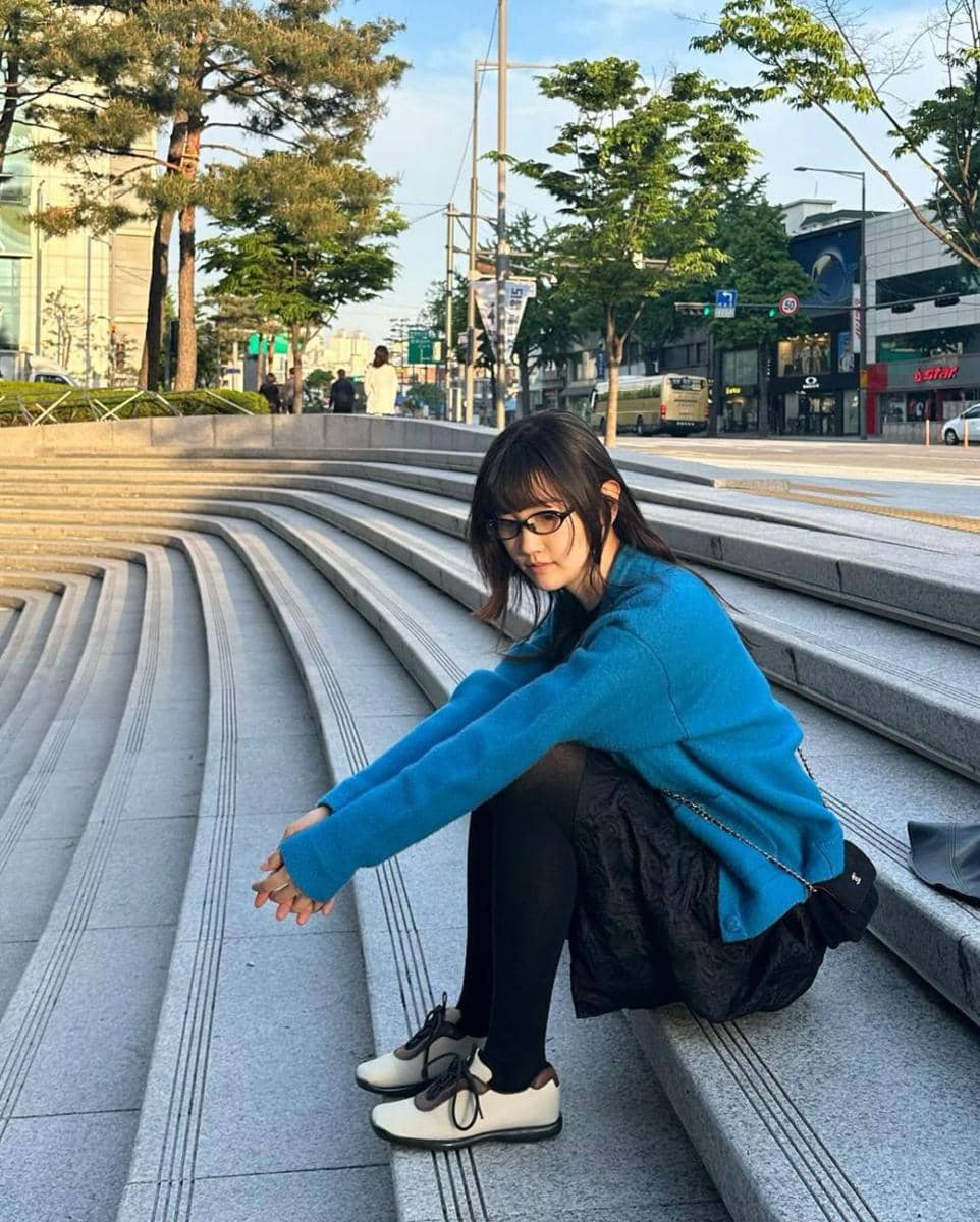 mix and match outfit hitam ala Park So Dam (instagram.com/imsodamm)
