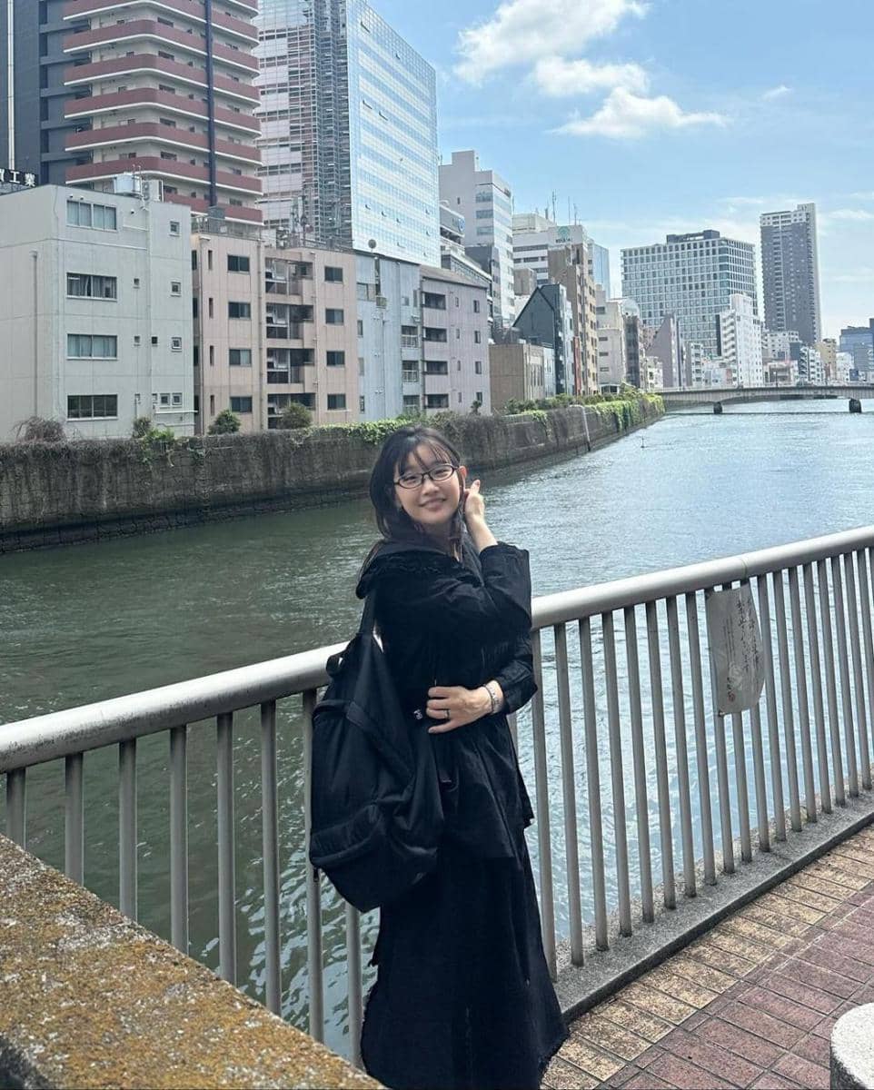 mix and match outfit hitam ala Park So Dam (instagram.com/imsodamm)