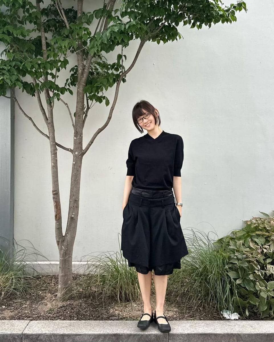 mix and match outfit hitam ala Park So Dam (instagram.com/imsodamm)