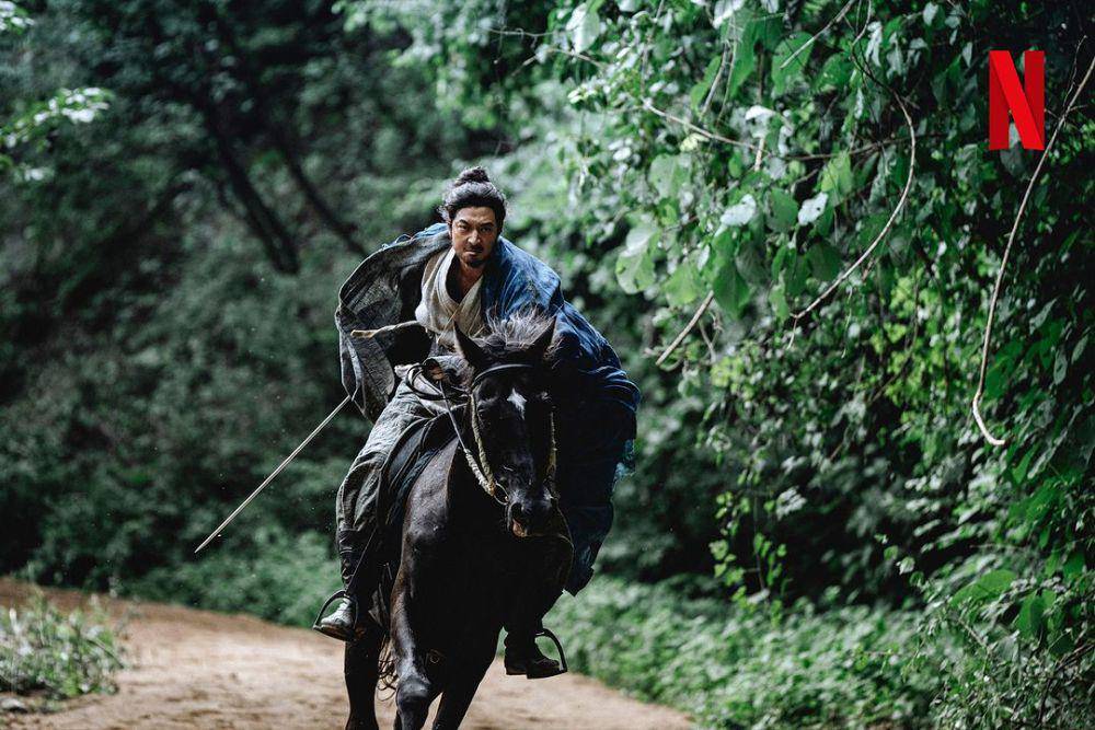 Cheon Young (Kang Dong Won) di film Korea Uprising (instagram.com/netflixkr)