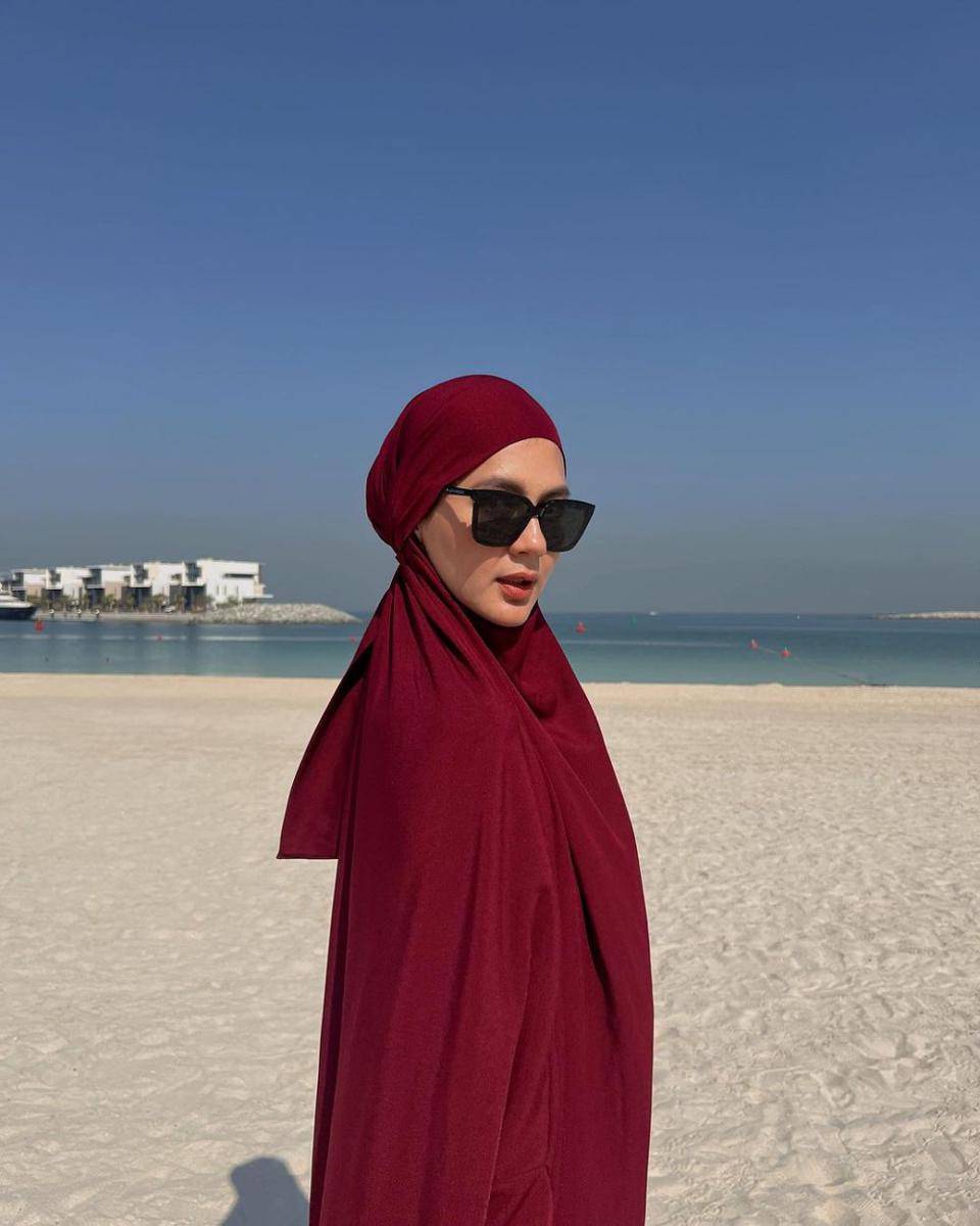 potret Paula Verhoeven di Pantai Jumeirah, Dubai (instagram.com/paula_verhoeven)