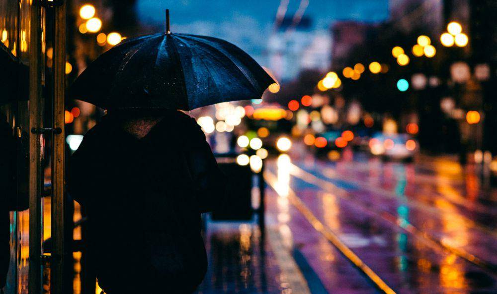 ilustrasi hujan di malam hari (unsplash.com/Todd Diemer)