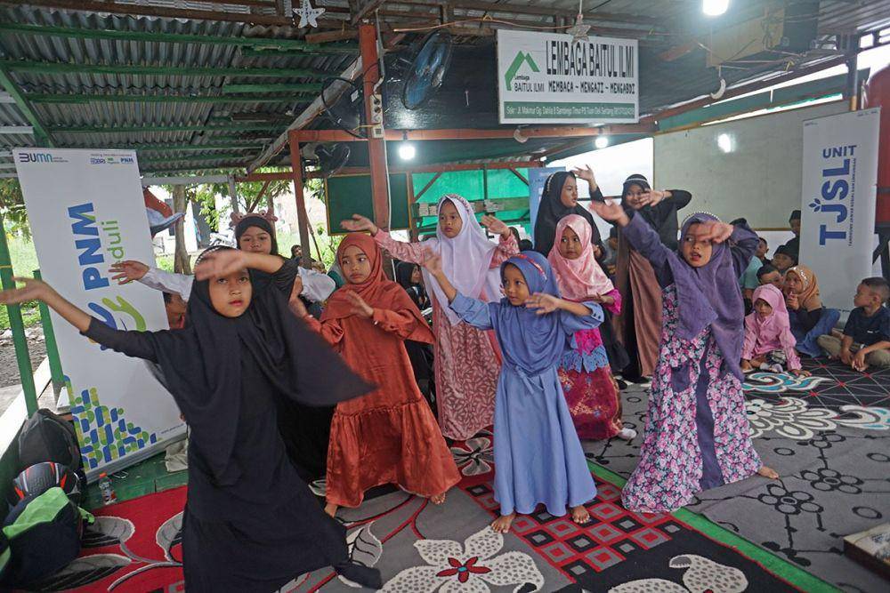 Kegiatan Maulid Nabi Muhammad SAW di Ruang Pintar PNM Baitul Ilmi, Desa Sambirejo Timur Kecamatan Percut Sei Tuan Kabupaten Deli Serdang (IDN Times/Arifin Al Alamudi)