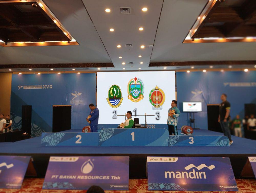 Lifter Sumut Tambi Sibarani menorehkan emas dalam nomor lomba under 80 kilogram putra angkat berat, Peparnas 2024, Solo, Jumat (11/10/2024). (Dok: istimewa)