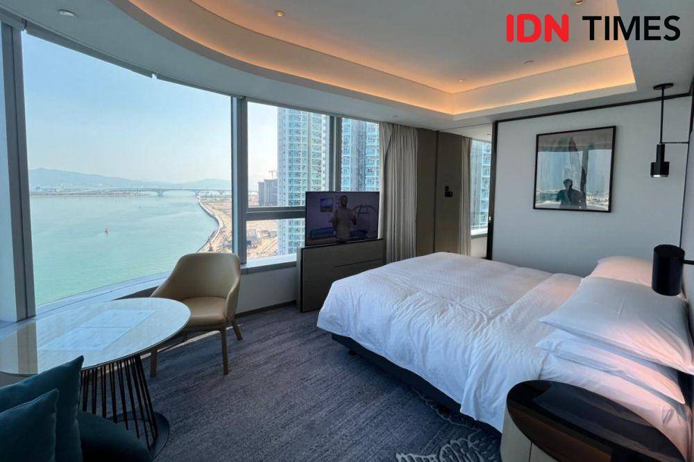Hotel Four Points by Sheraton dan Hotel Sheraton Hong Kong (IDN Times/Aryodamar)