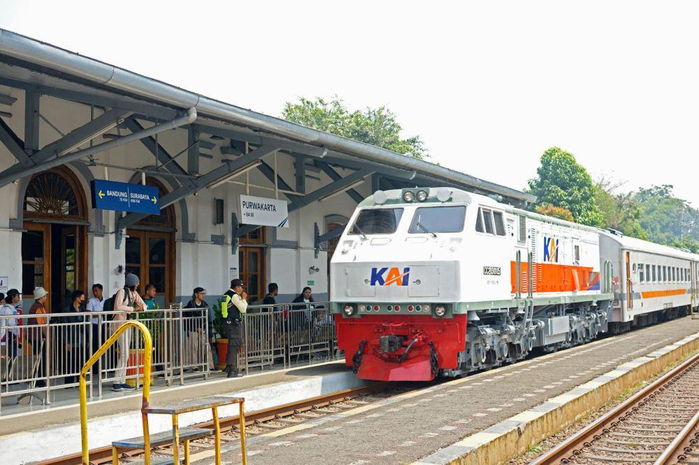 Pengguna Kereta Commuter Line Bandung Naik Capai 43.076 Orang per Hari