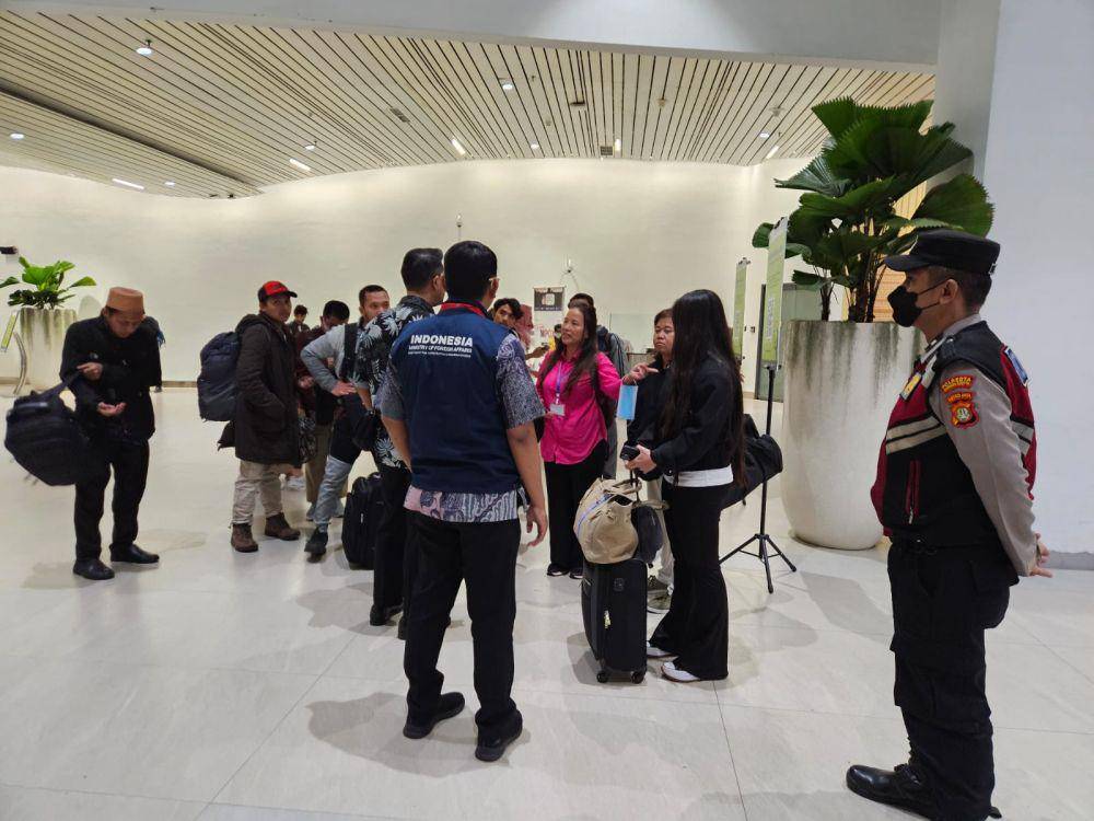 14 WNI evakuasi dari Lebanon tiba di Indonesia. (dok. PWNI Kemlu RI)