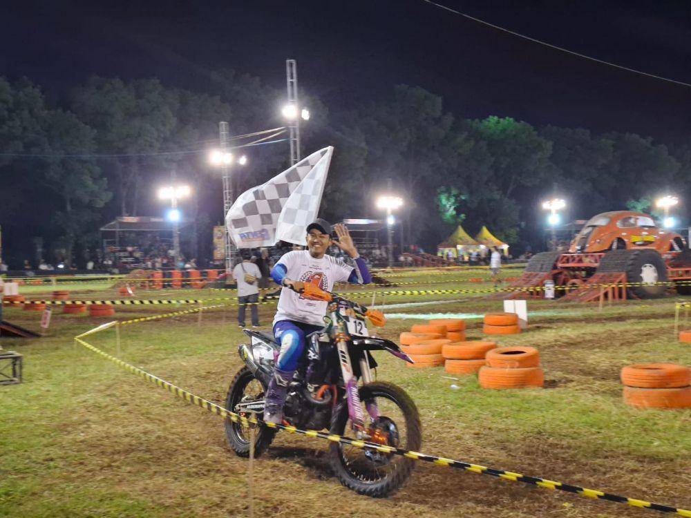 Kroser asal Kediri, Lantian Juan saat merayakan gelar juara umum Trial Game Dirt 2024. (IDN Times/Rizal Adhi Pratama)