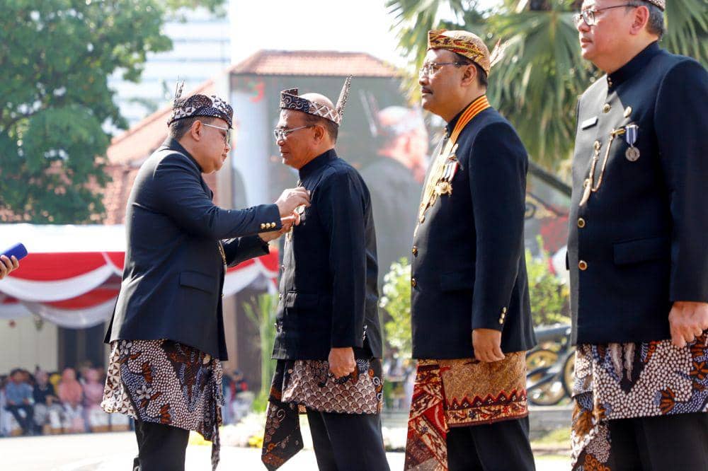 Gus Ipul Hingga Muhadjir Dapat Tanda Kehormatan dari Pemprov Jatim