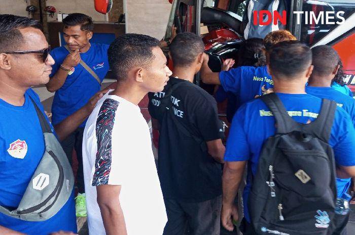 Tim Paralimpiade Nusa Tenggara Timur saat akan memasuki bus tim di Solo, Sabtu (12/10/2024).(IDN Times/Cokie Sutrisno)