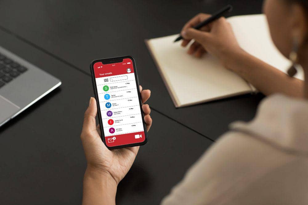 ilustrasi memegang smartphone (freepik.com/freepik)