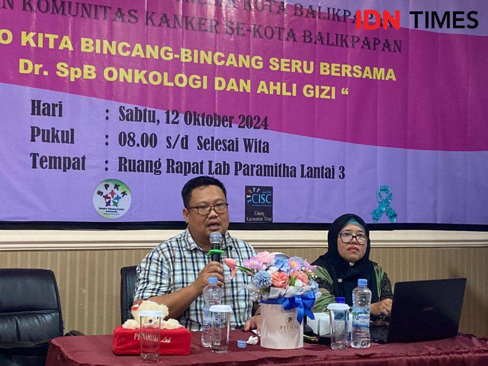 Dokter spesialis onkologi Elvis Deddy Kurniawan (kiri) menyebut kanker payudara kini juga rentan menyerang anak muda. (IDN Times/Erik Alfian)