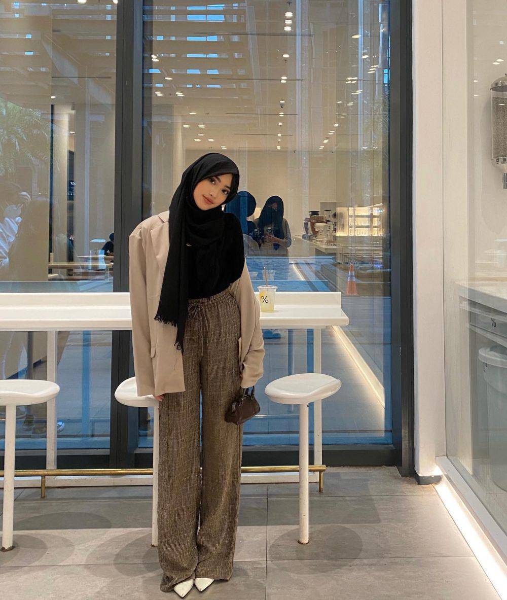 OOTD hijab old money (instagram.com/shireeenz)