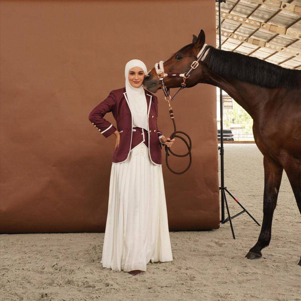 OOTD hijab old money (instagram.com/shireensungkar)