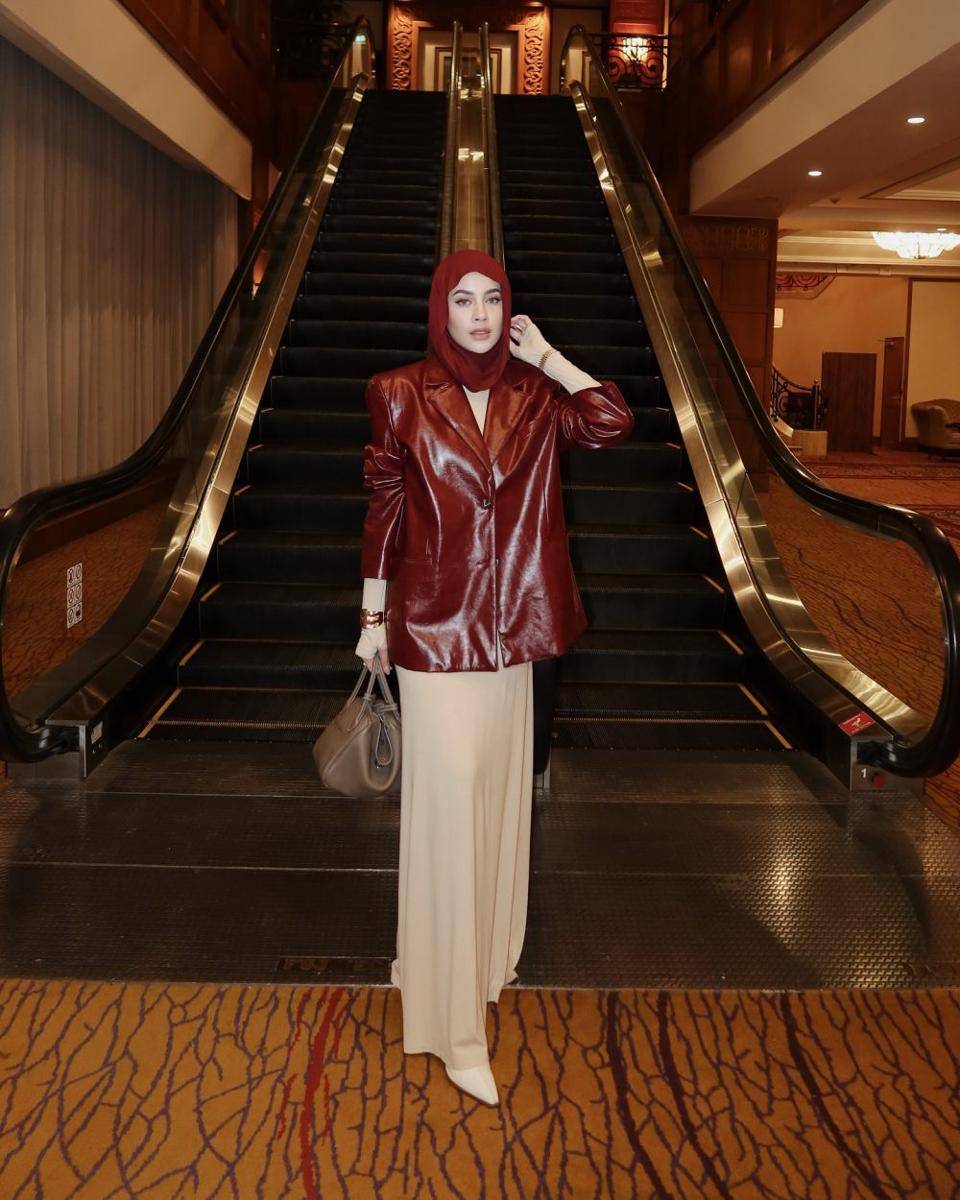 OOTD hijab old money (instagram.com/emyaghnia)