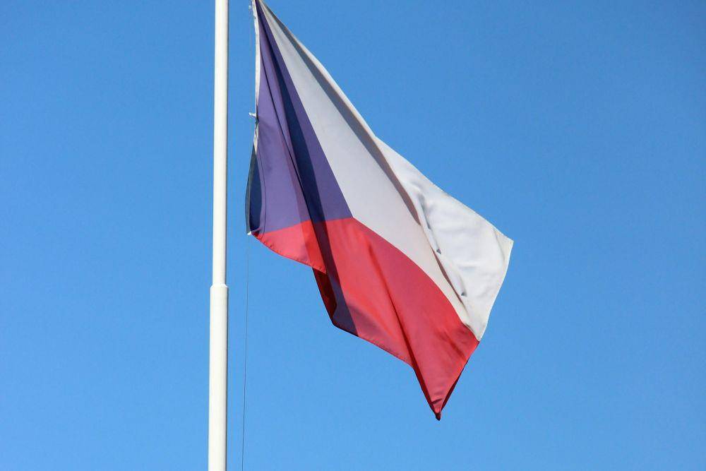 Bendera Czech Republic (unsplash.com/Daniyar Orazov)